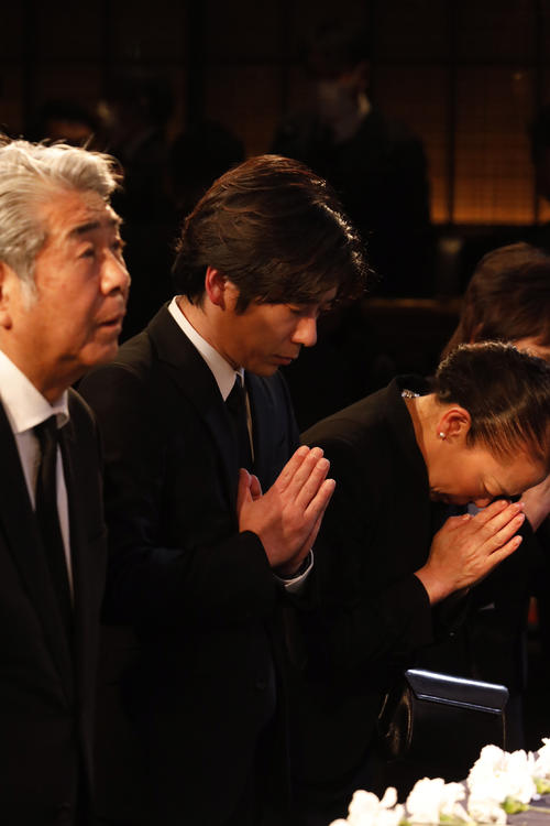「小倉智昭さんお別れの会」で献花する二宮和也（中央）