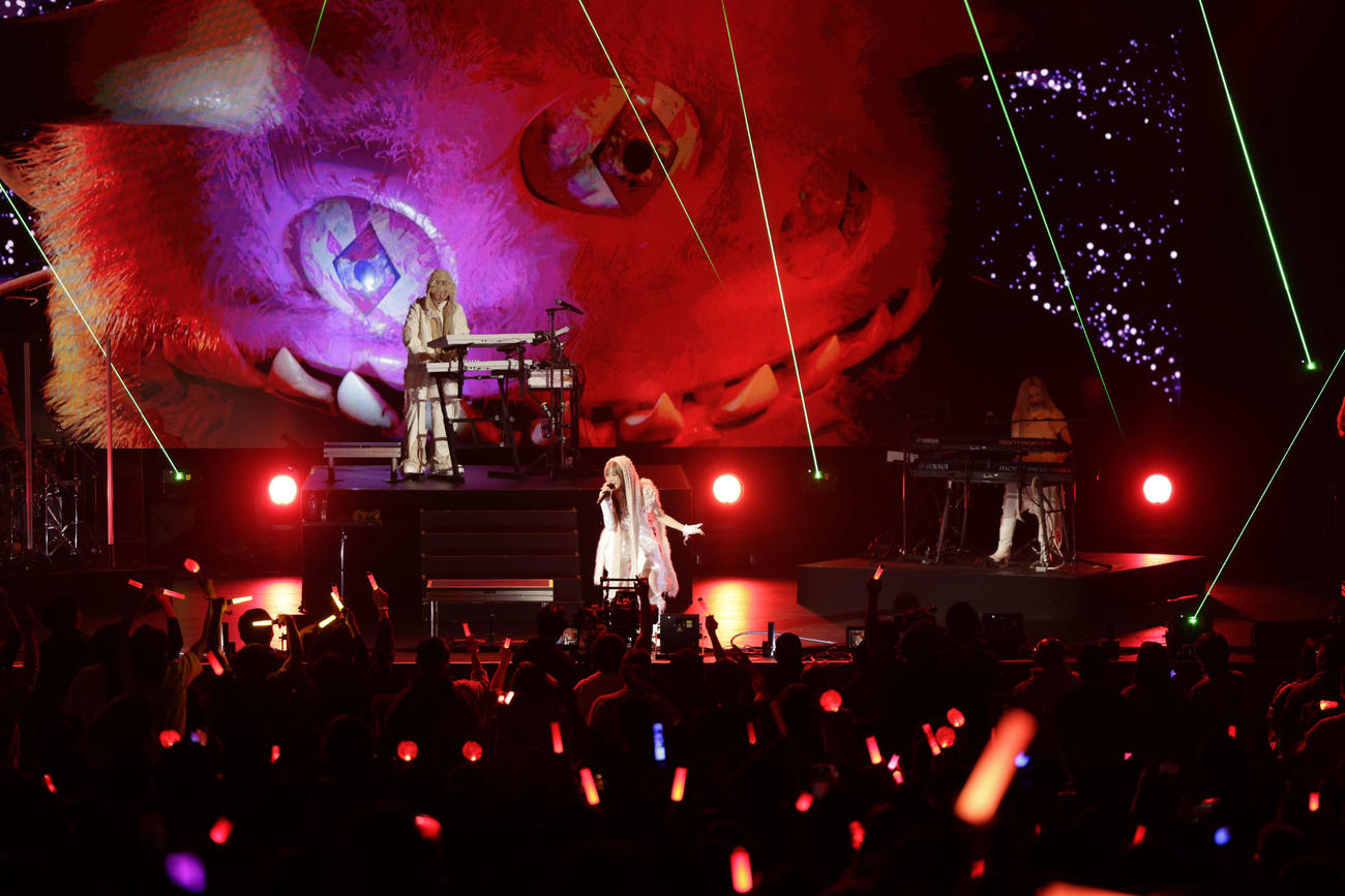 「matsuri'25 Japanese Music Experience LOS ANGELES」で演奏するYOASOBI（YURI HASEGAWA氏撮影　（C）Sony Music Entertainment（Japan）inc．）