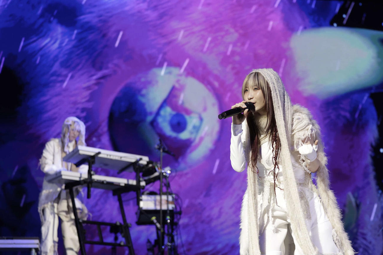 歌唱するikura（YURI HASEGAWA氏撮影　（C）Sony Music Entertainment（Japan）inc．）