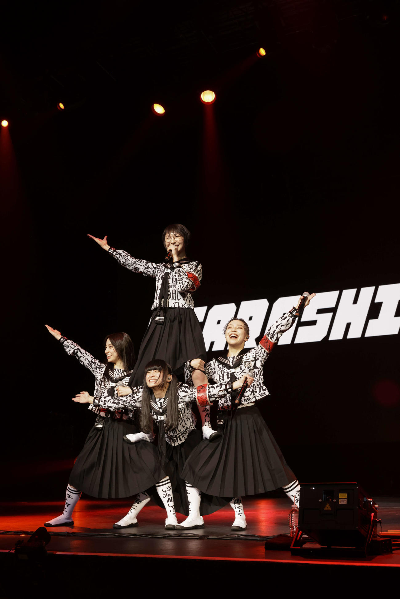 「matsuri'25 Japanese Music Experience LOS ANGELES」でパフォーマンスする新しい学校のリーダーズ。上段はSUZUKA。下段左からKANON、MIZYU、RIN（撮影：YURI HASEGAWA）