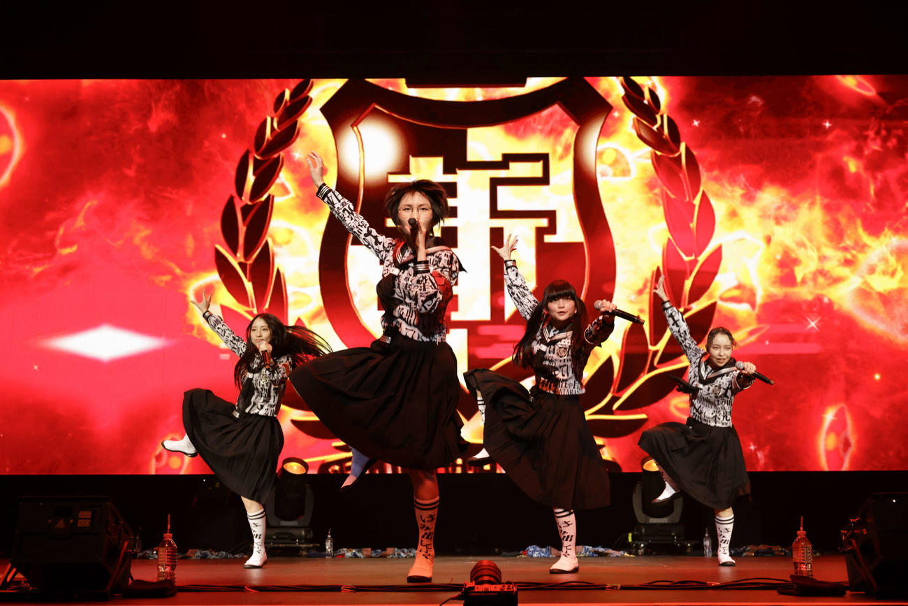 「matsuri'25 Japanese Music Experience LOS ANGELES」でパフォーマンスする新しい学校のリーダーズ。左からKANON、SUZUKA、MIZYU、RIN（撮影：YURI HASEGAWA）
