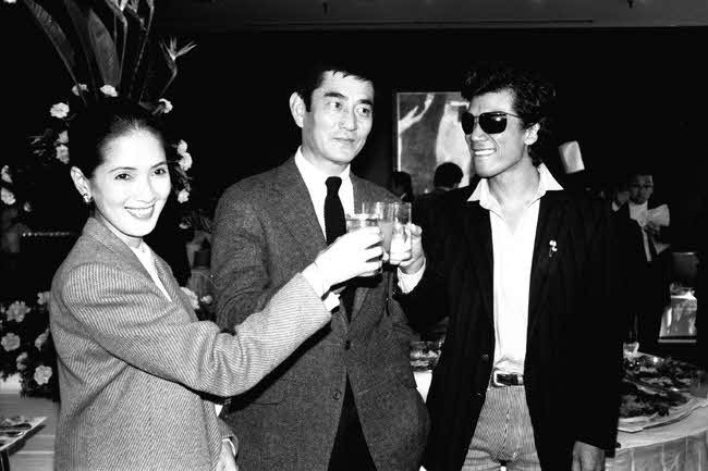 81年、「駅　STATION」の完成パーティーに参加した、いしだあゆみさん（左）。高倉健さん（中央）、宇崎竜童と乾杯する