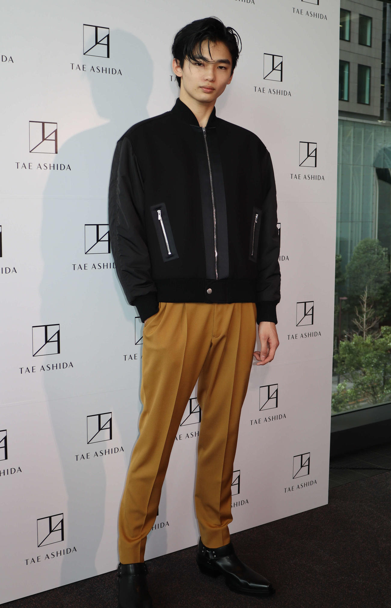 「TAE ASHIDA AUTUMN WINTER COLLECTION 2025－2026」に出演した冨永章胤