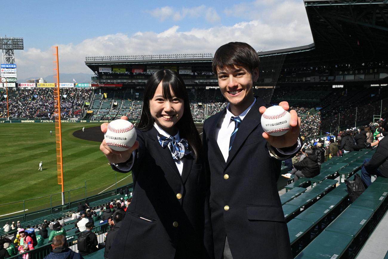 甲子園に駆けつけたセンバツ応援イメージキャラクターの大角ゆき（左）とディラン（毎日新聞社提供）