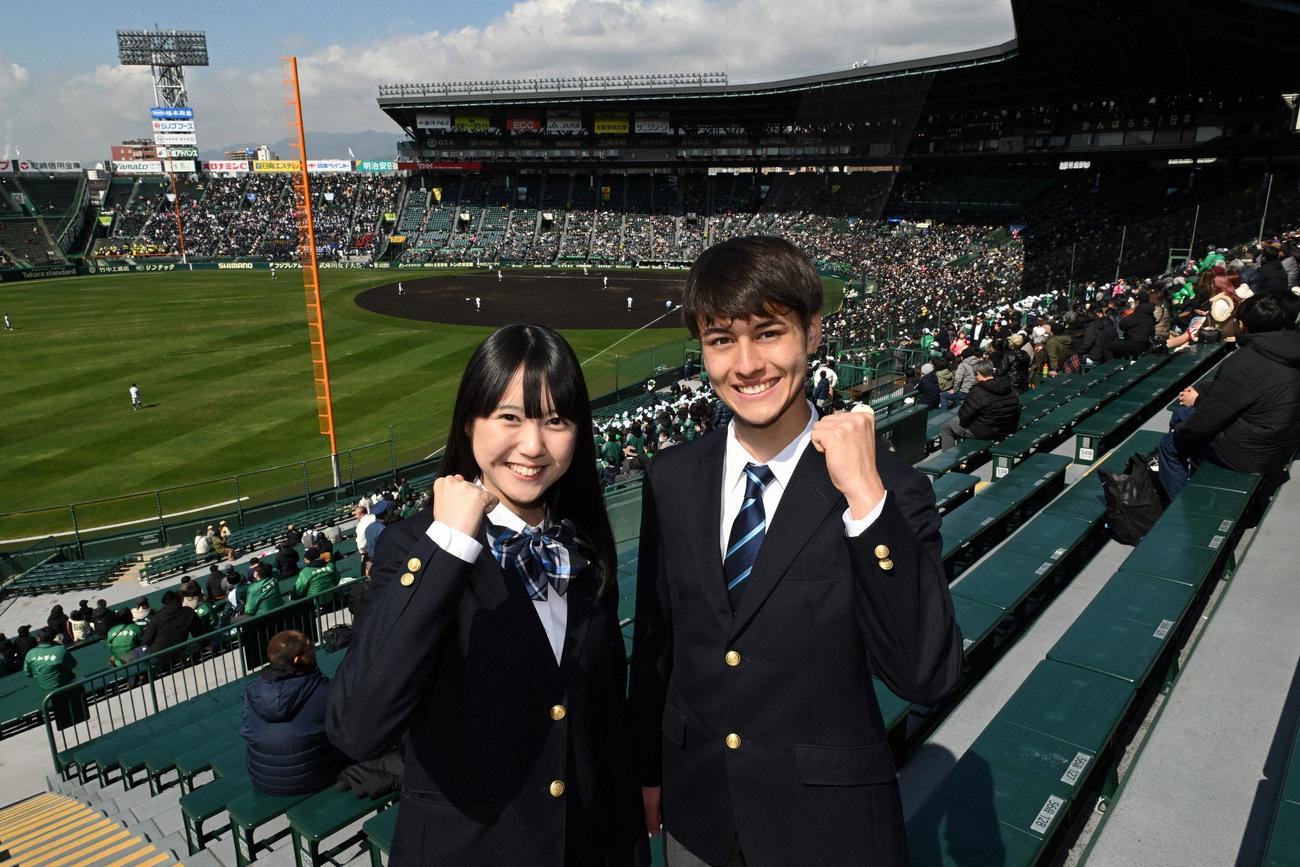 試合に駆けつけたセンバツ応援イメージキャラクターの大角ゆき（左）とディラン（毎日新聞社提供）