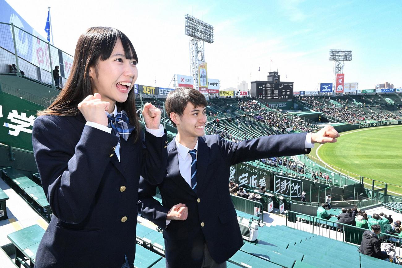 試合に駆けつけたセンバツ応援イメージキャラクターの大角ゆき（左）とディラン（毎日新聞社提供）