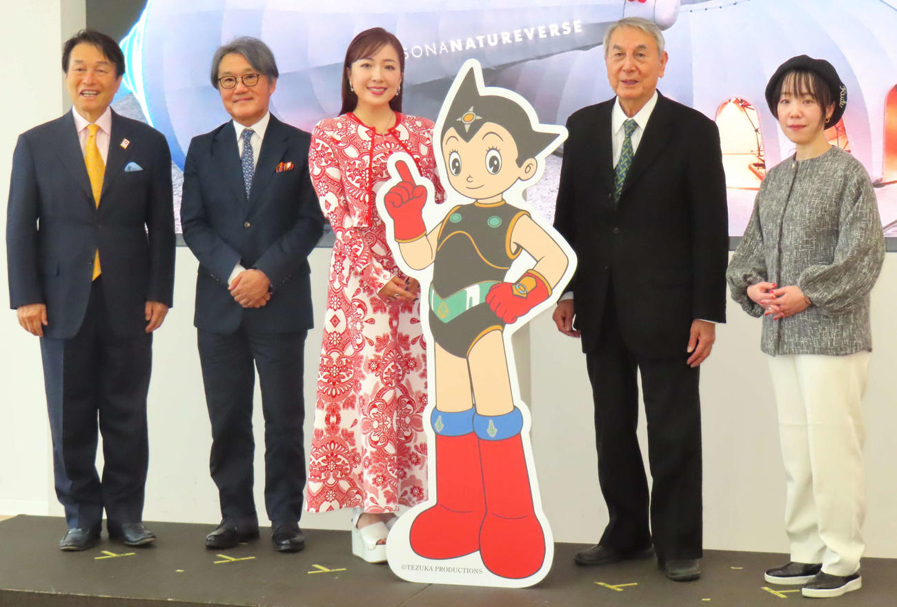 2025年大阪・関西万博「PASONA NATUREVERSE」パビリオンテーマソング×新キャラクター「ネオアトム」記者発表会に登壇した、左から南部靖之氏、千住明氏、平原綾香、ネオアトム、松谷孝征氏、日高海氏