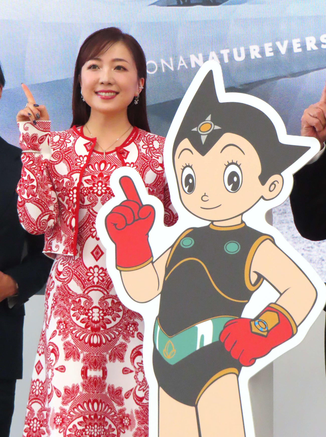 新キャラクター「ネオアトム」と写真に納まる平原綾香