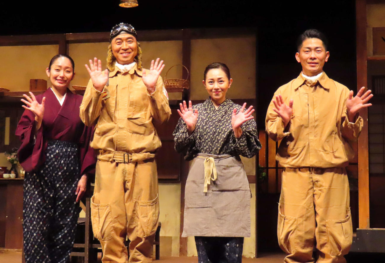 舞台「Mother～特攻の母　鳥濱トメ物語～」取材会に登壇した、左から安藤美姫、ペナルティのワッキー、浅香唯、ジャングルポケット太田博久