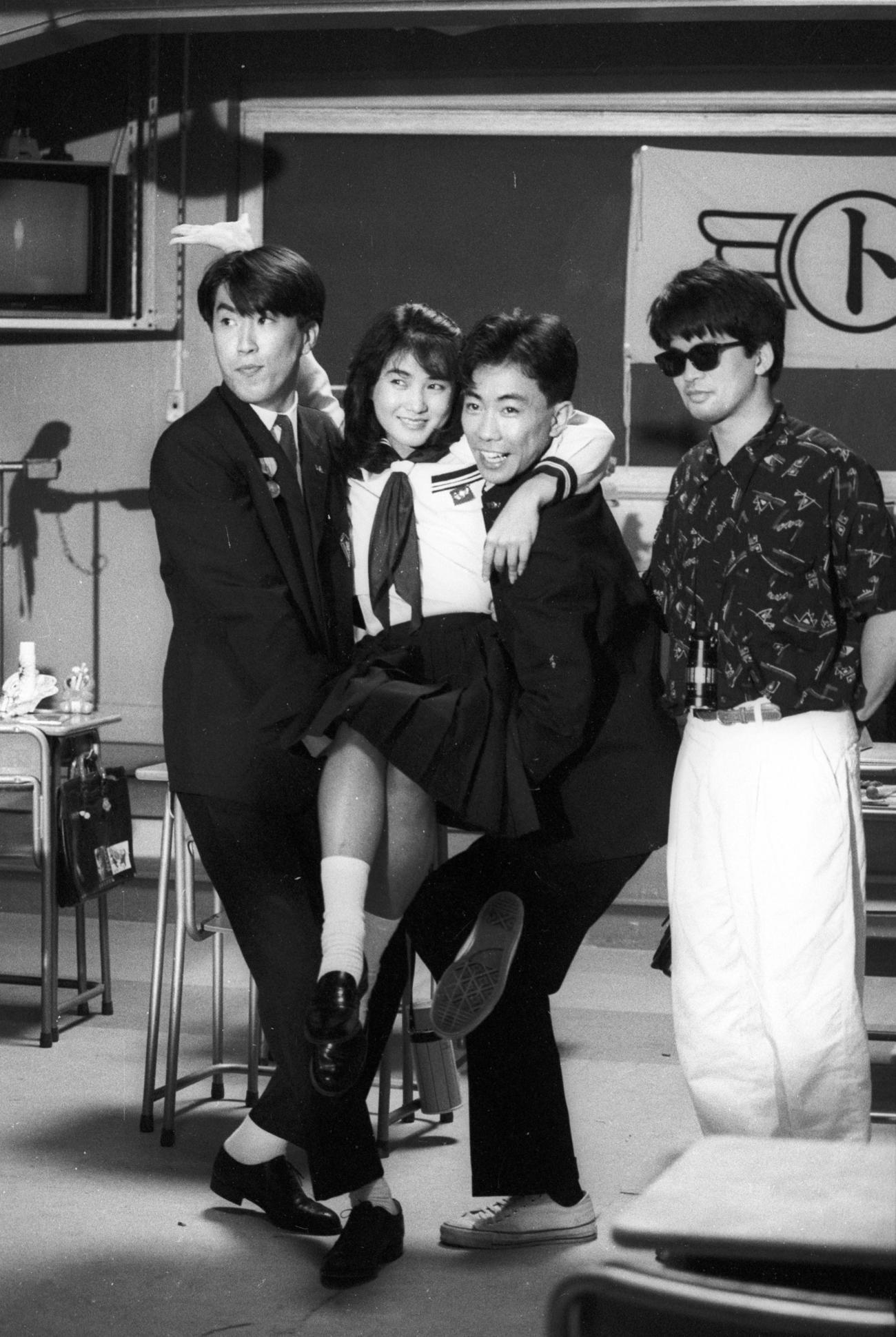 86年、映画「そろばんずく」。左から石橋貴明、安田成美、木梨憲武、森田芳光監督