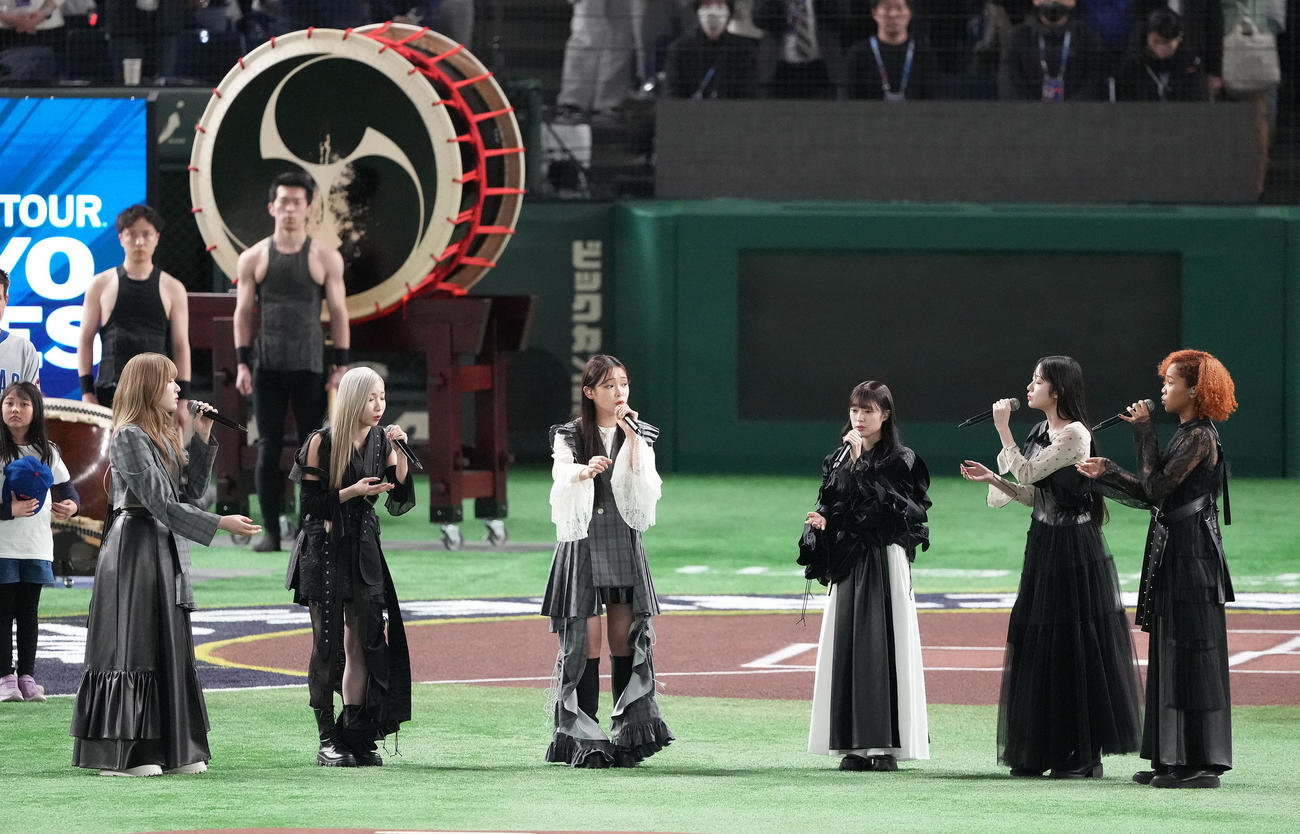 カブス対ドジャース　君が代を斉唱するLittle Glee Monster（撮影・鈴木みどり）