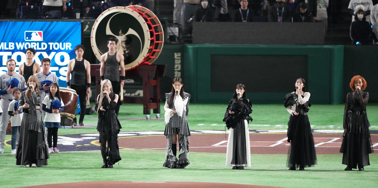 カブス対ドジャース　米国国歌を斉唱するLittle Glee Monster（撮影・鈴木みどり）