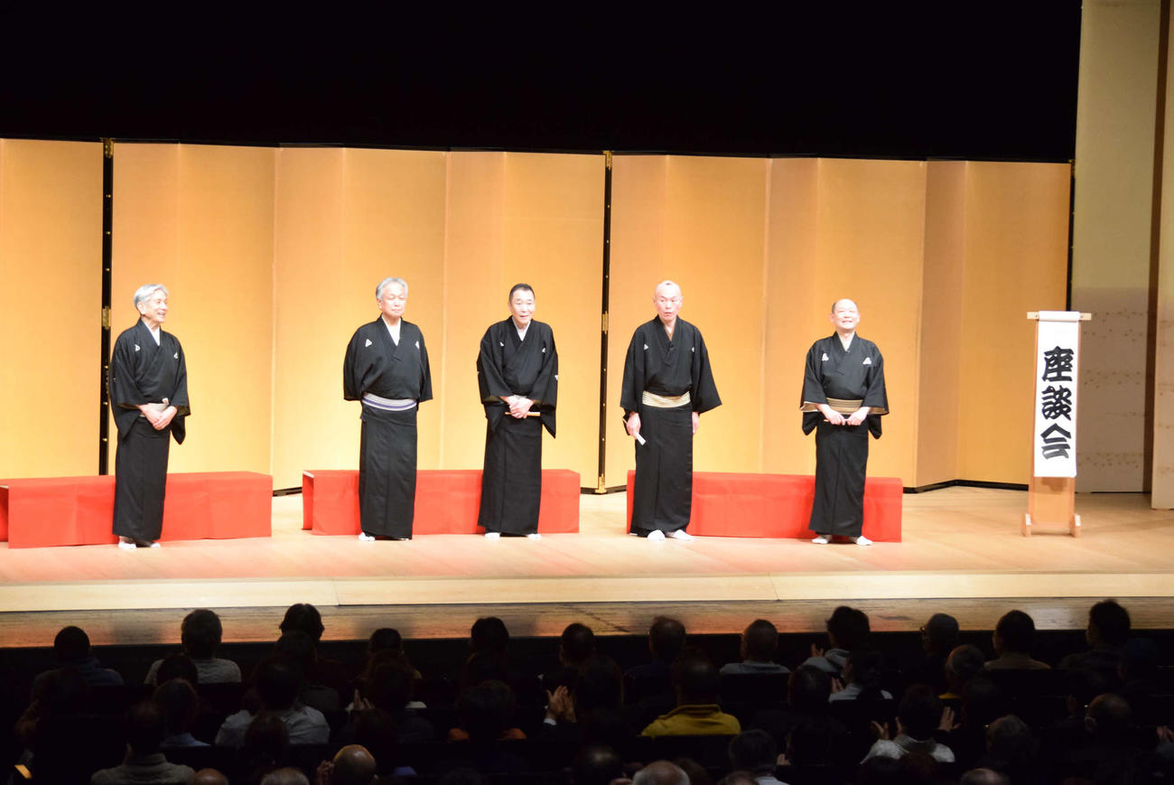 直弟子座談会で米朝さんをしのぶ（左から）桂米団治、桂米二、桂米左、桂団朝、桂八十八（撮影・阪口孝志）