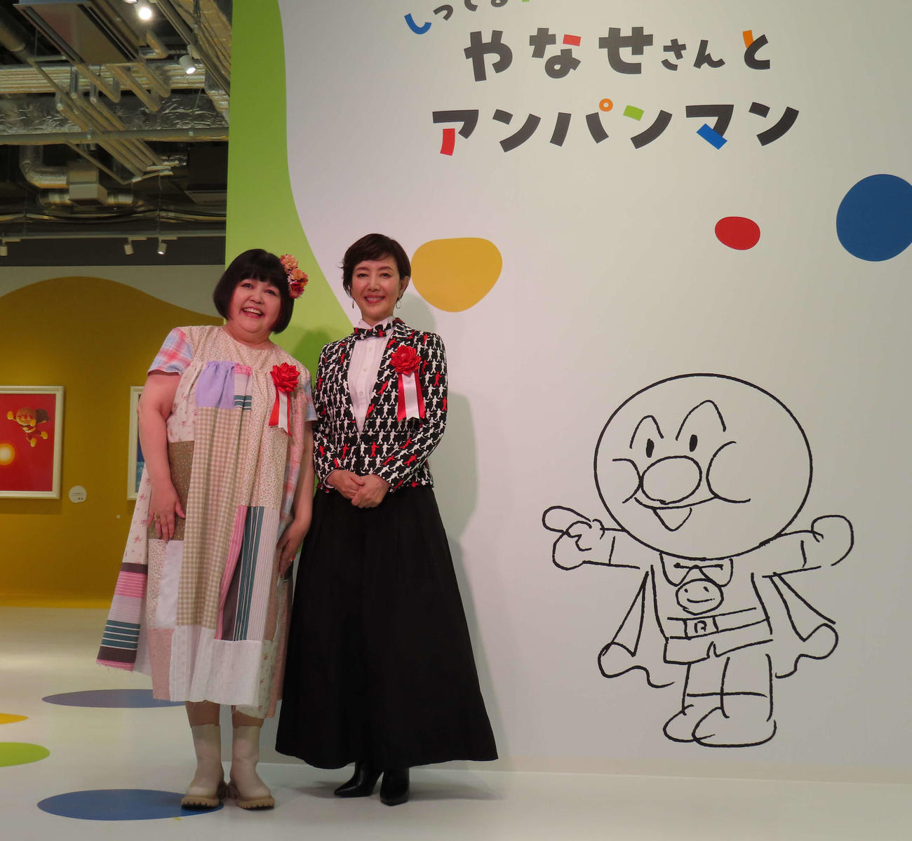 「横浜アンパンマンこどもミュージアム」の特別エリア「しってる？　やなせさんとアンパンマン」の前に立つドリーミング（左）、戸田恵子