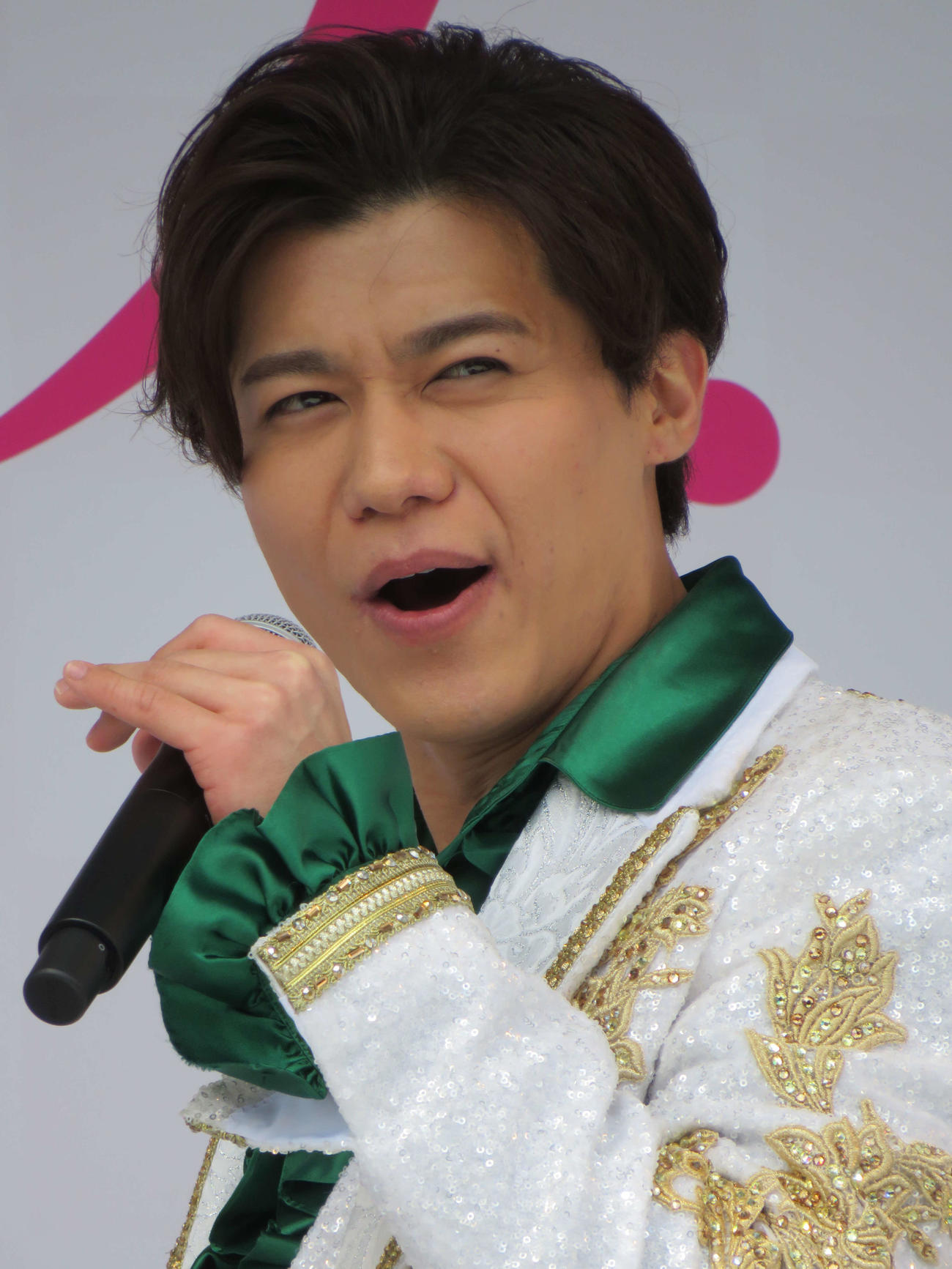 「うえの桜フェスタ」の開花セレモニーで歌唱した新浜レオン