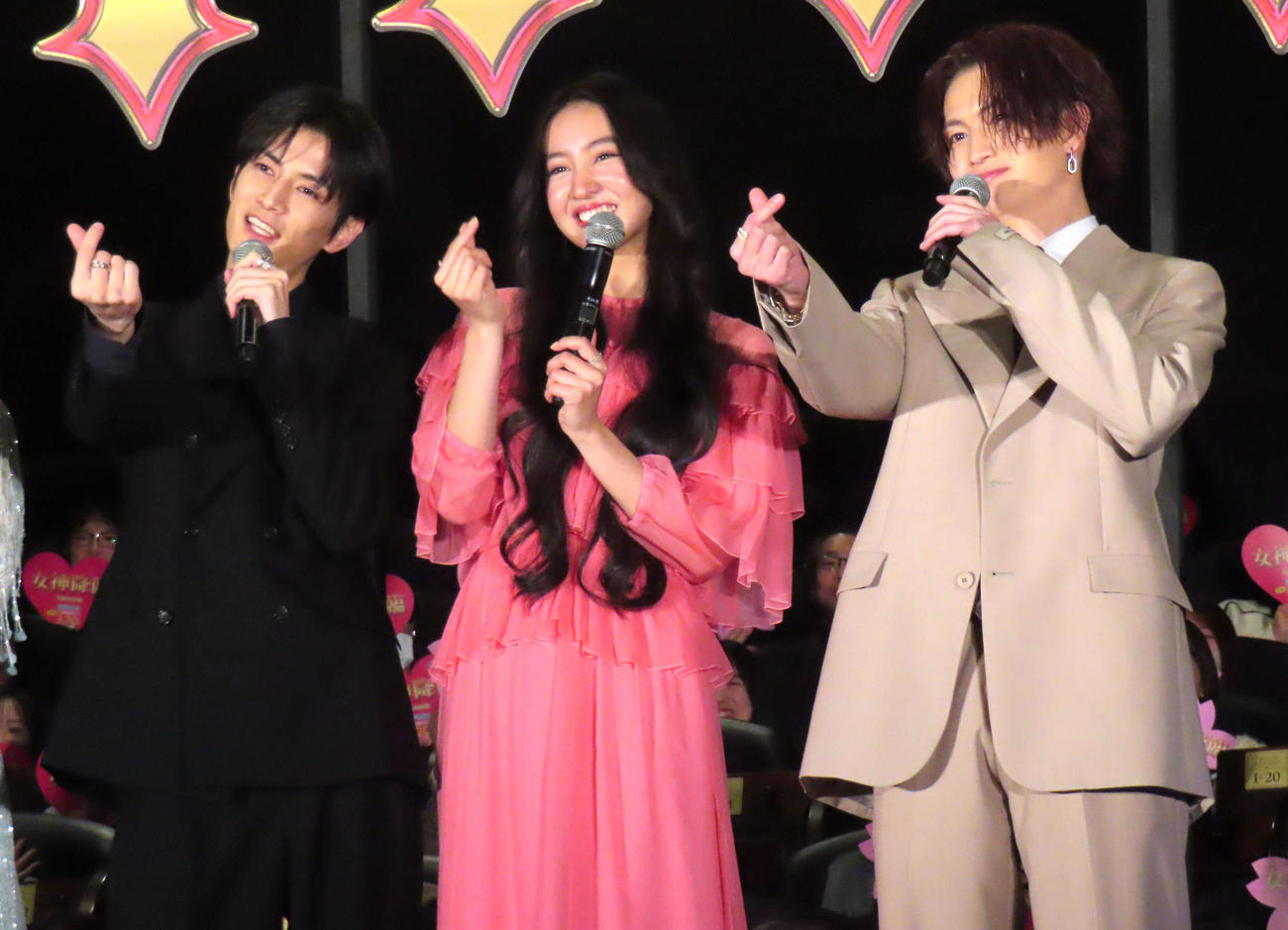 映画「女神降臨　Before　高校デビュー編」初日舞台あいさつに登壇した、左から渡邊圭祐、Koki，、綱啓永