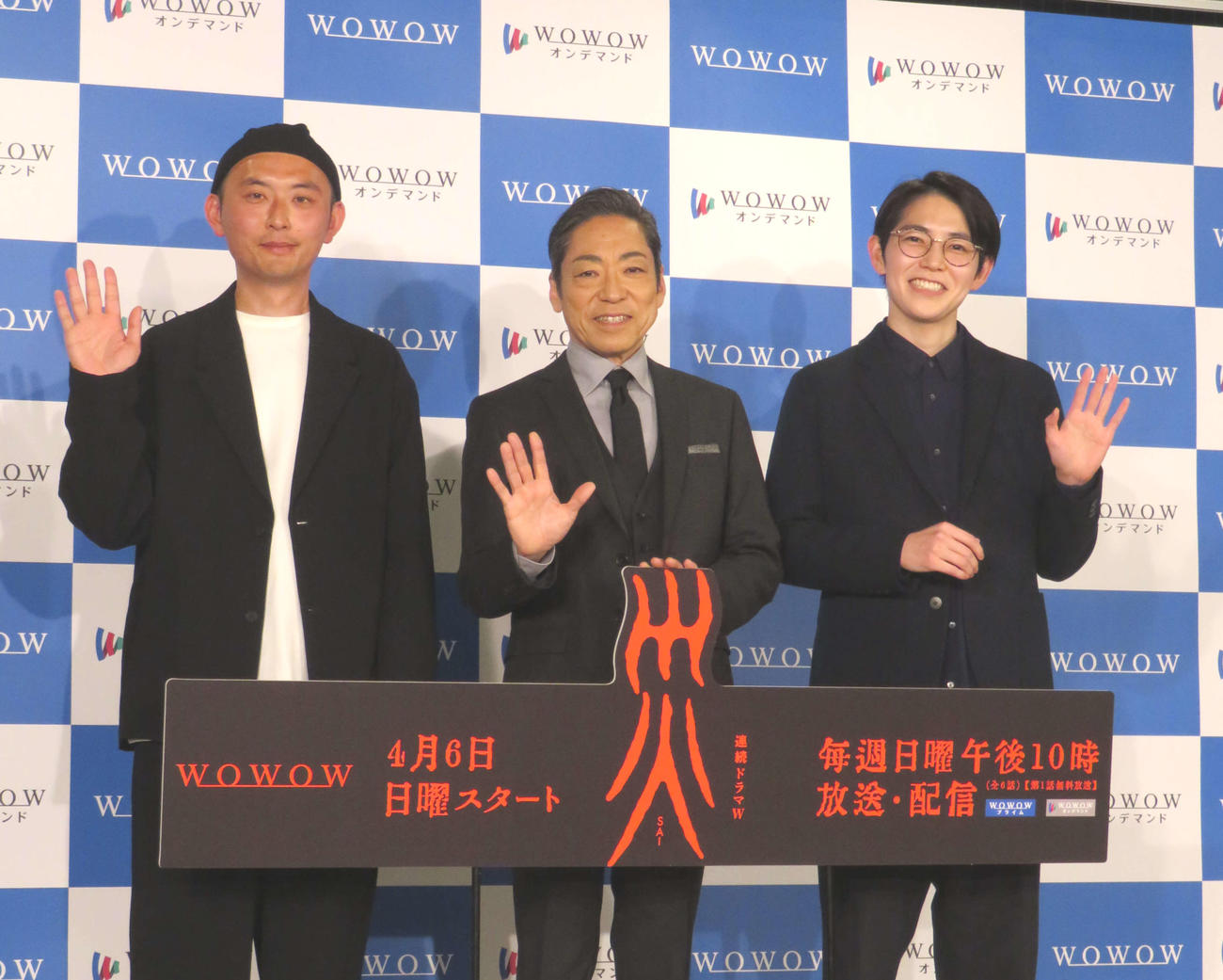 「連続ドラマW　災」完成報告会に出席した、左から関友太郎監督、香川照之、平瀬謙太朗監督（撮影・村上幸将）