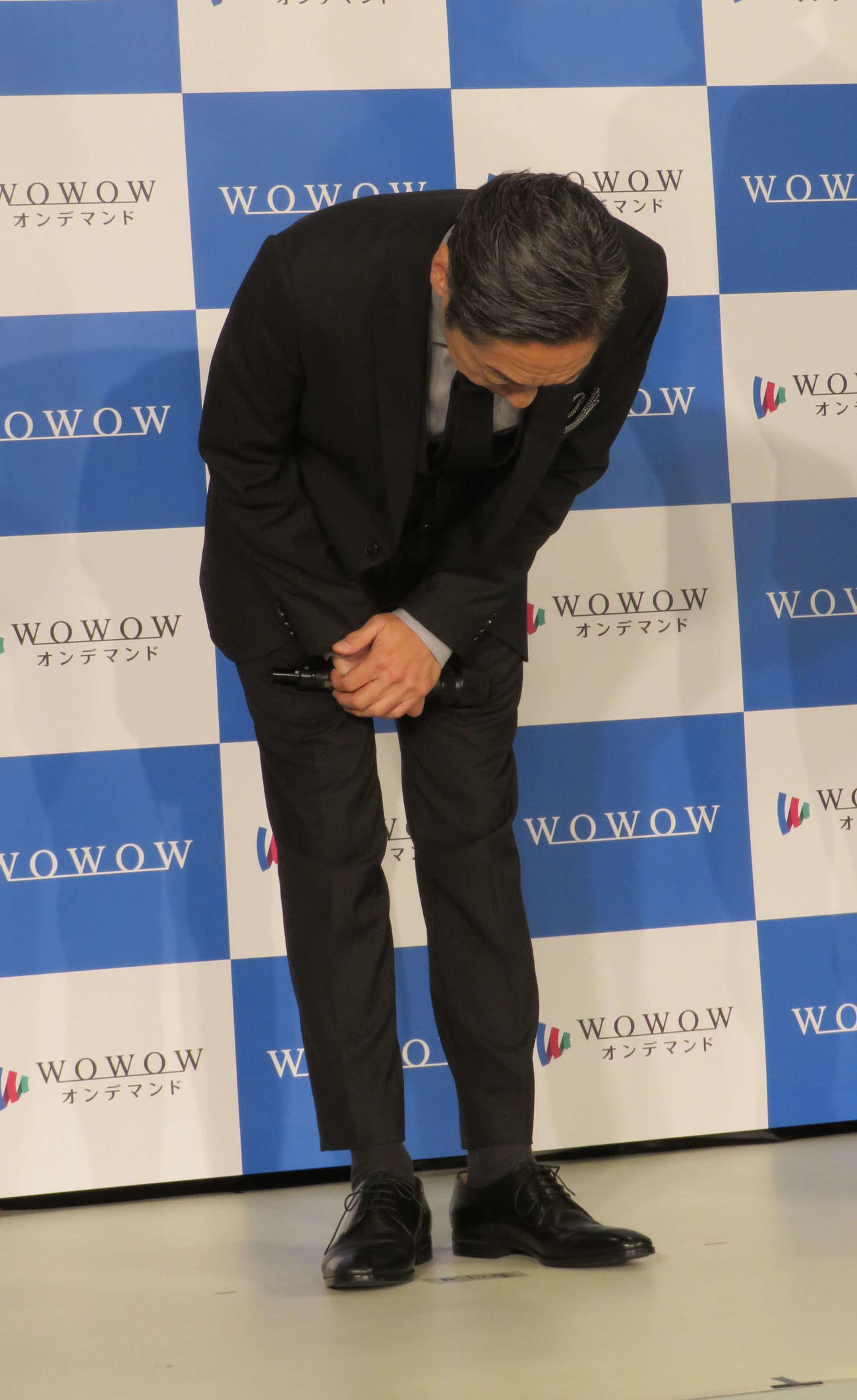 「連続ドラマW　災」完成報告会で深々と頭を下げた香川照之（撮影・村上幸将）