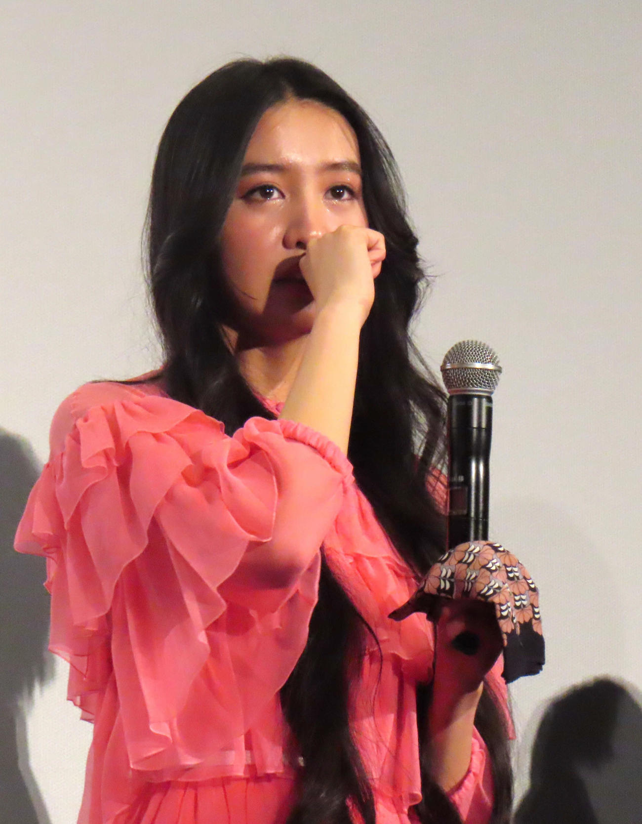 映画「女神降臨　Before　高校デビュー編」初日舞台あいさつで涙するKoki，