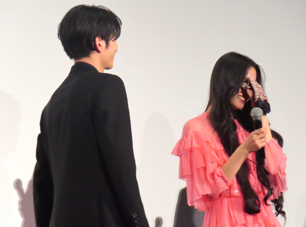 映画「女神降臨　Before　高校デビュー編」初日舞台あいさつで涙するKoki，（右）と見守る渡邊圭祐