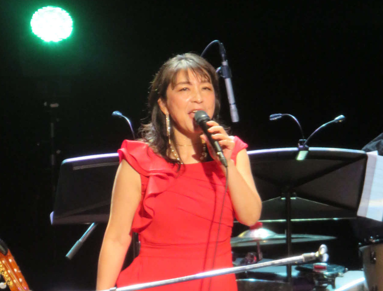 デビュー35周年記念コンサートで歌う小野リサ