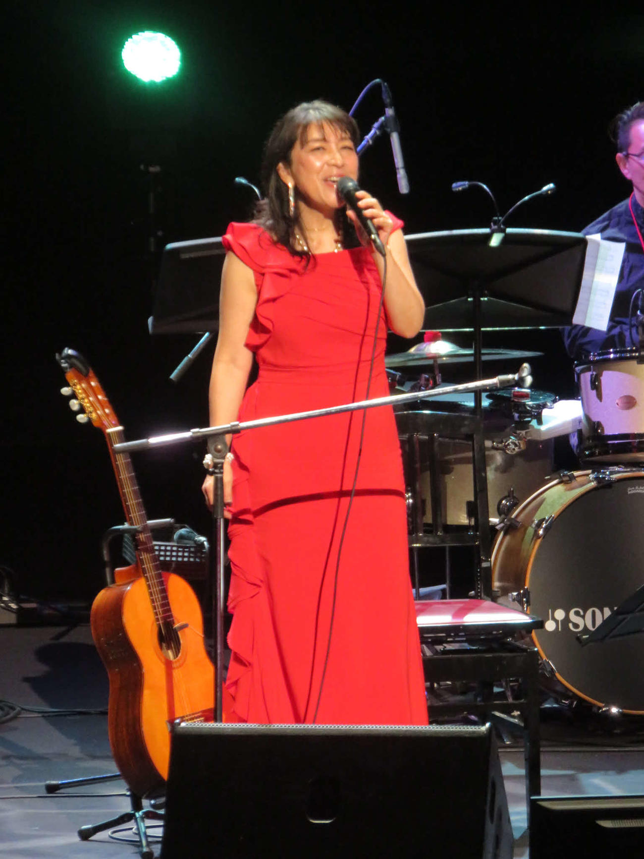 デビュー35周年記念コンサートで歌う小野リサ