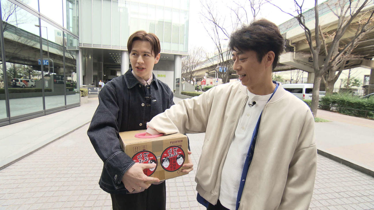 「ごぶごぶ」に出演したウエンツ瑛士（左）とダウンタウン浜田雅功の代役を務めたフットボールアワー後藤輝基（C）MBS