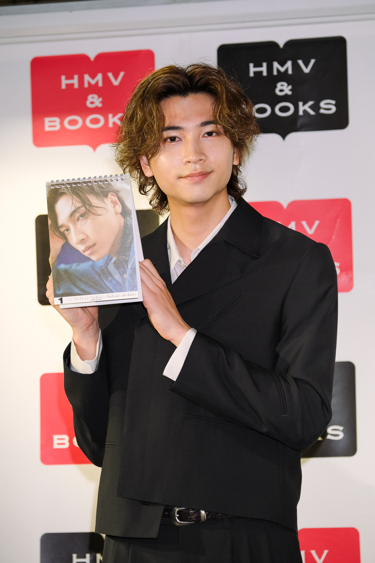 自身初のカレンダー発売を記念して囲み取材に応じた庄司浩平