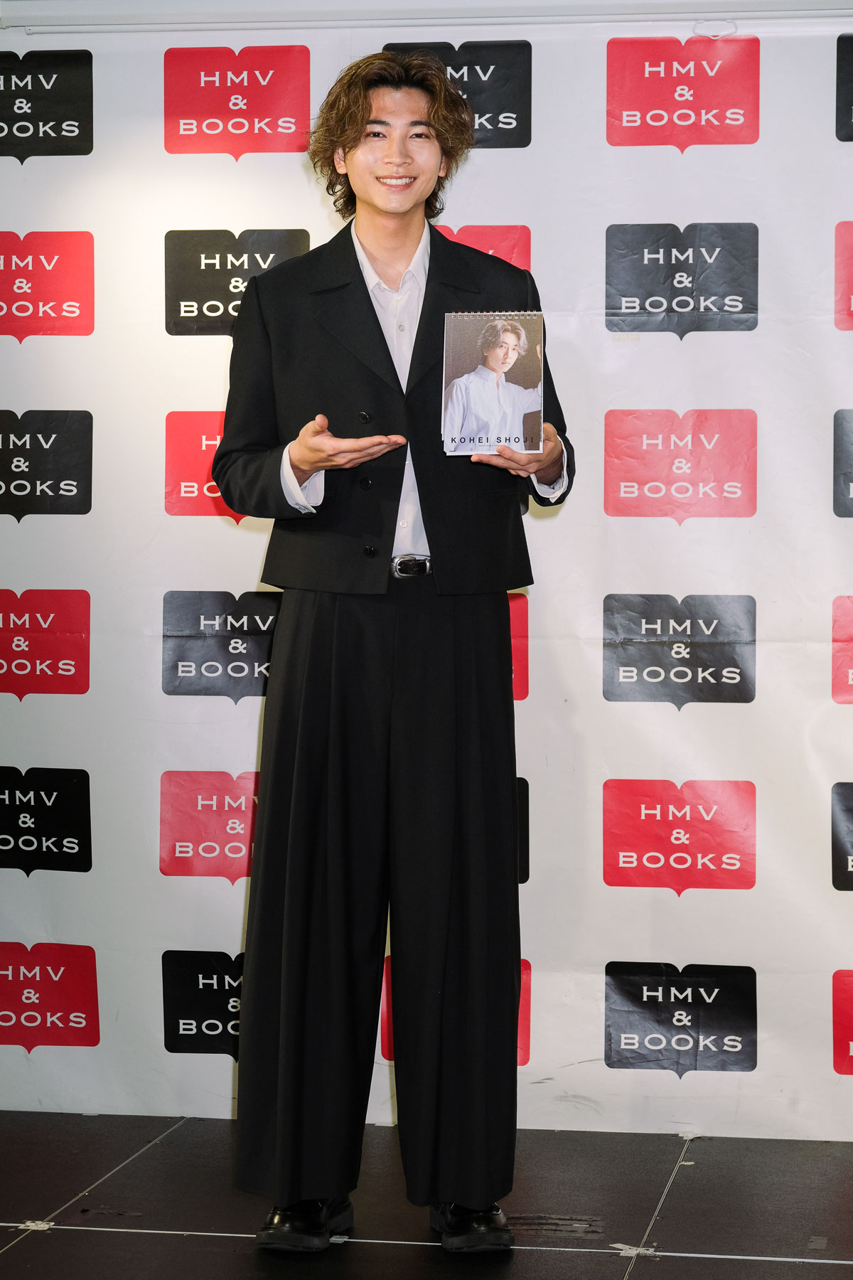 自身初のカレンダー発売を記念して囲み取材に応じた庄司浩平
