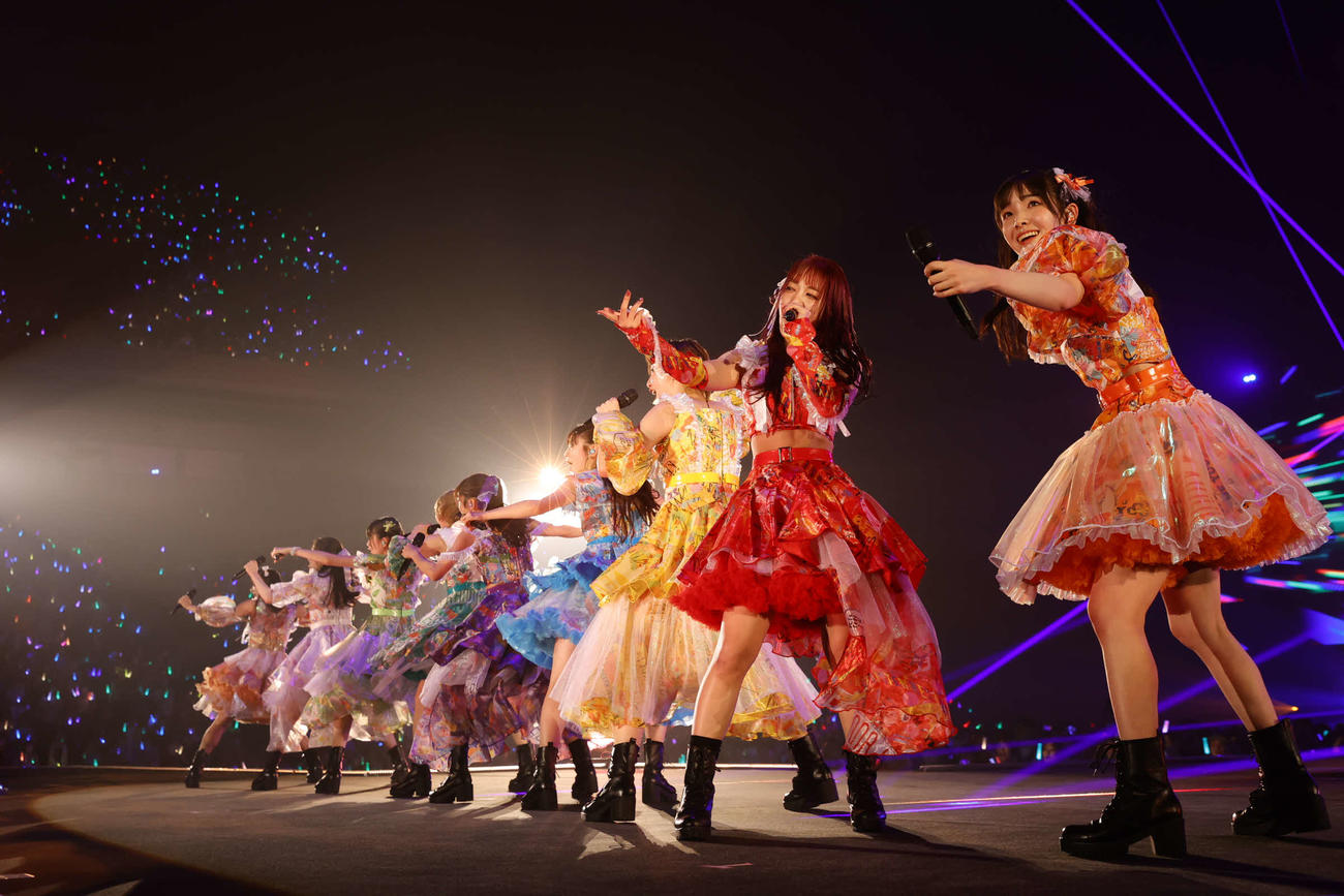 「大学芸祭　2025　～LOVE　＆　BRAVE～」でパフォーマンスする私立恵比寿中学