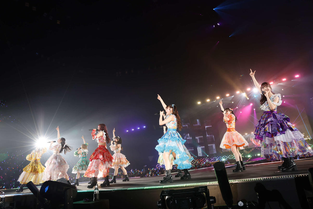 「大学芸祭　2025　～LOVE　＆　BRAVE～」でパフォーマンスする私立恵比寿中学