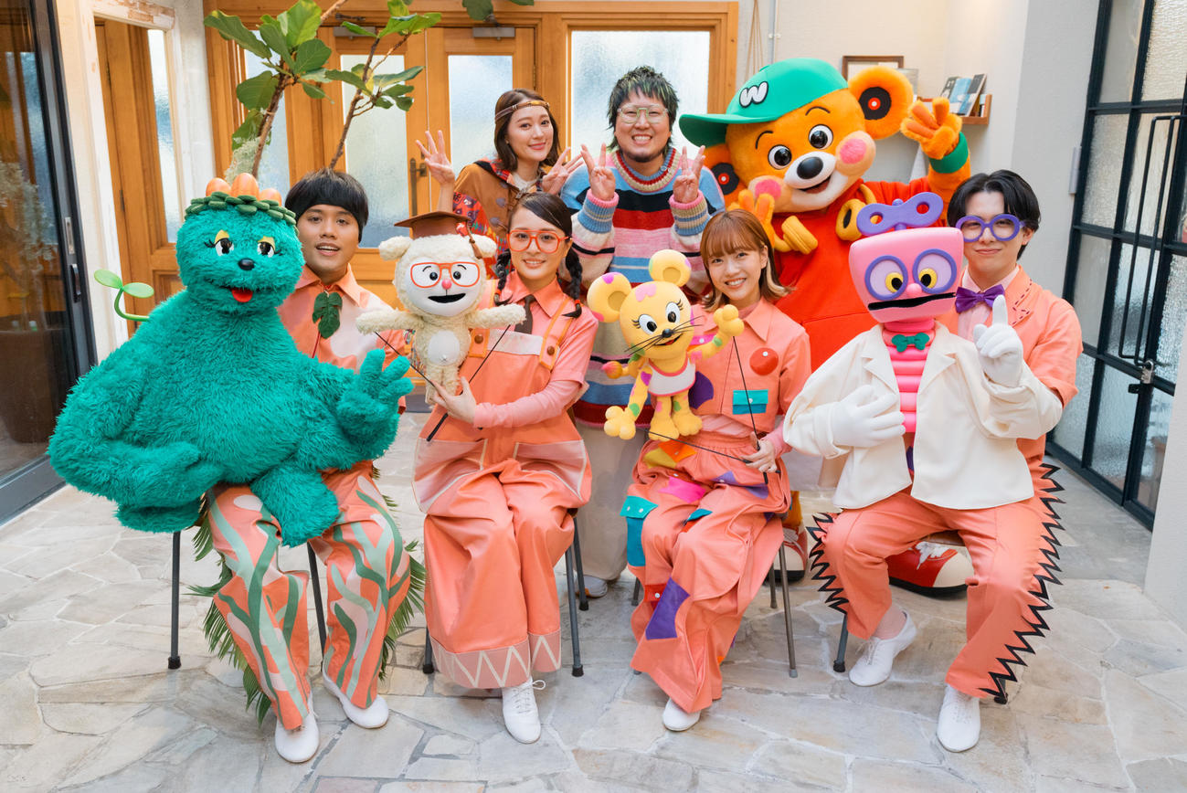 NHK・Eテレで31日にスタートする新番組「The Wakey Show」のテーマソング曲を担当する、こっちのけんと（後列中央）（（C）NHK・NED・SME）