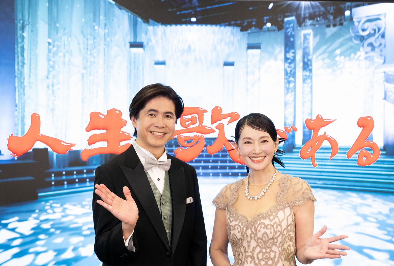 BS朝日「人生、歌がある」で4月から司会を担当するテレビ朝日坪井直樹アナウンサー（左）と岡田美里