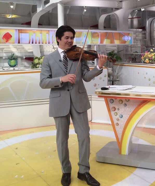 テレビ朝日「グッド！モーニング」スタジオでバイオリンを披露する坪井直樹アナウンサー