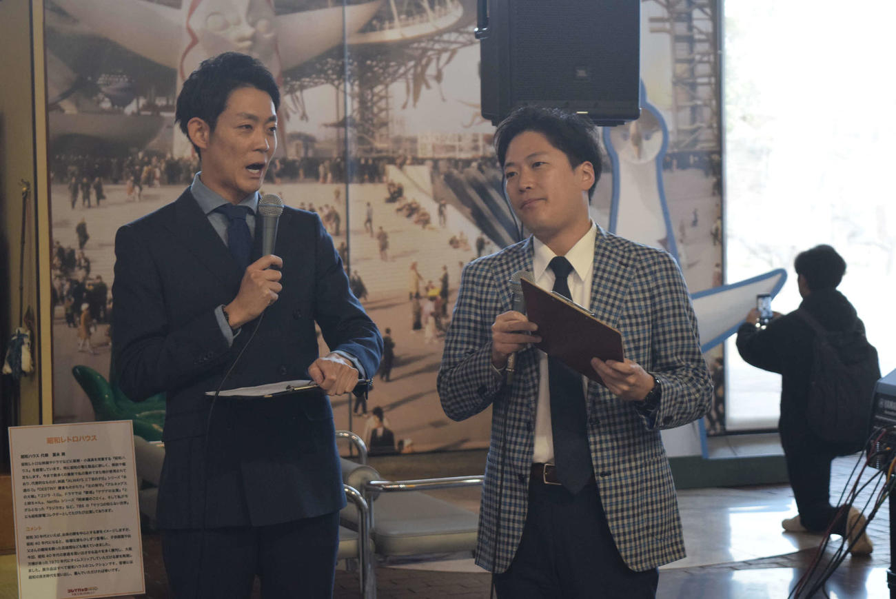 「プレイバック1970大阪万博と昭和レトロ」展のトークセッションMCを務めたネイビーズアフロみながわ（左）とたじり（撮影・阪口孝志）