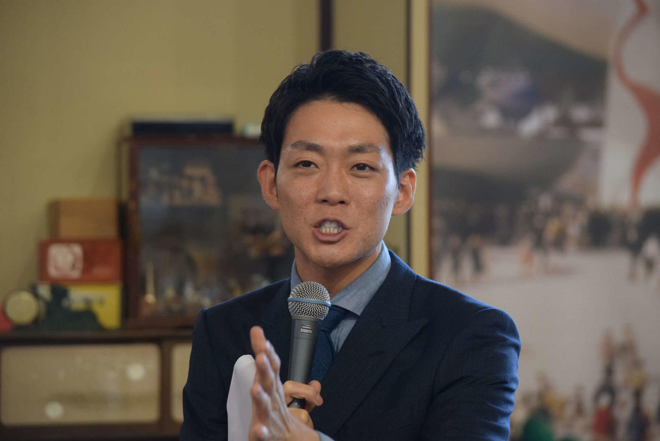 「プレイバック1970大阪万博と昭和レトロ」展のトークセッションMCを務めたネイビーズアフロみながわ（撮影・阪口孝志）