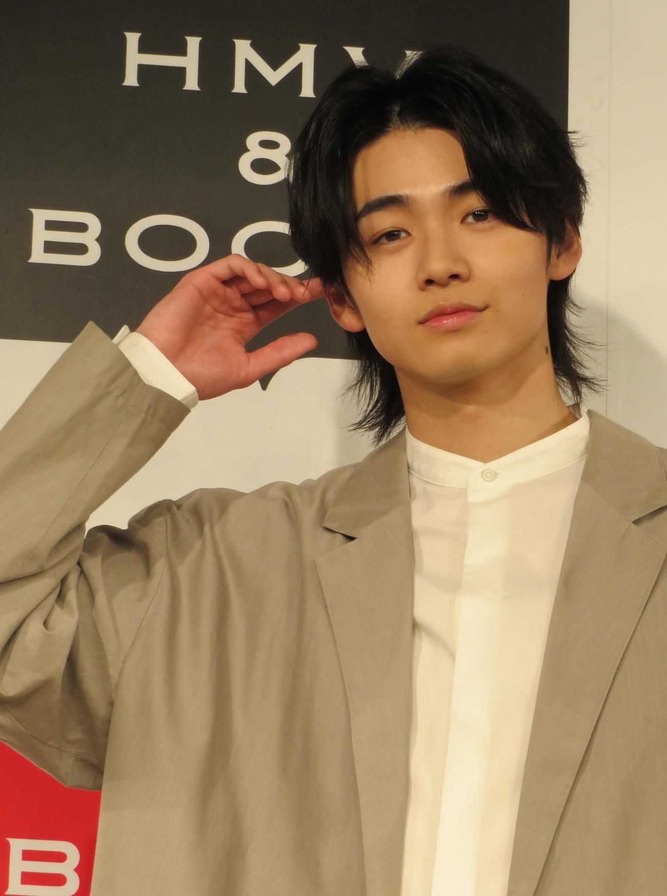 初カレンダーの発売記念イベントを行った井内悠陽