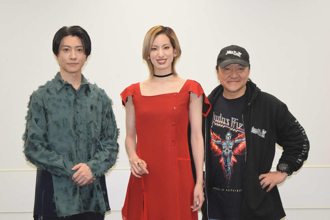 劇団☆新感線「いのうえ歌舞伎【譚】Retrospective『紅鬼物語』」の取材会に出席した、左から）鈴木拡樹、柚香光、いのうえひでのり（撮影・阪口孝志）