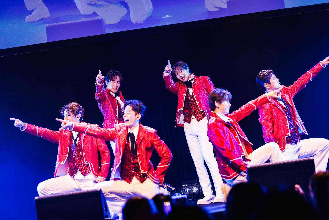 「SHOW－WA 1st TOUR　－君の王子様－」東京公演を開催したSHOW－WA。後列左から向山毅、塩田将己。前列左から山本佳志、井筒雄太、寺田真二郎、青山隼