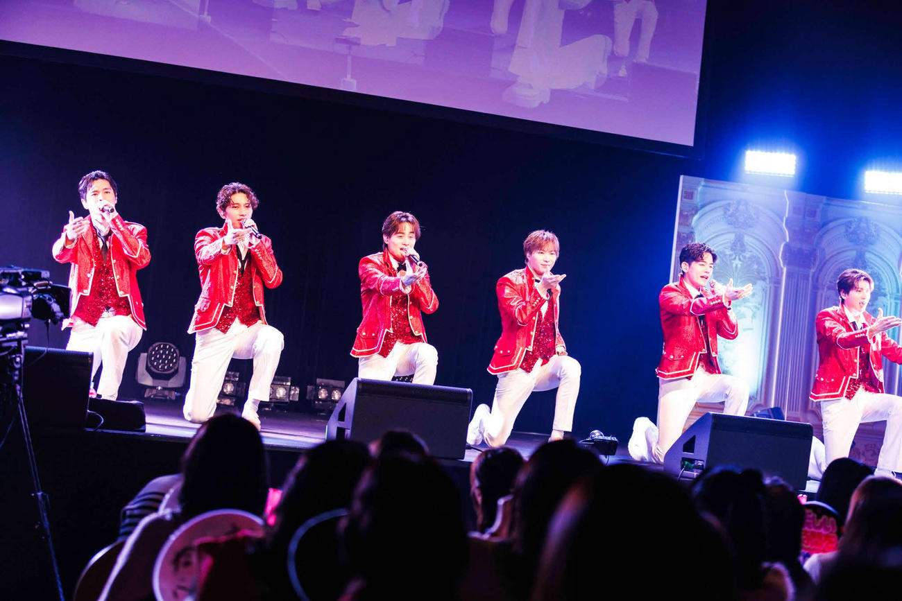 「SHOW－WA 1st TOUR　－君の王子様－」東京公演を開催したSHOW－WA。左から青山隼、山本佳志、向山毅、塩田将己、井筒雄太、寺田真二郎