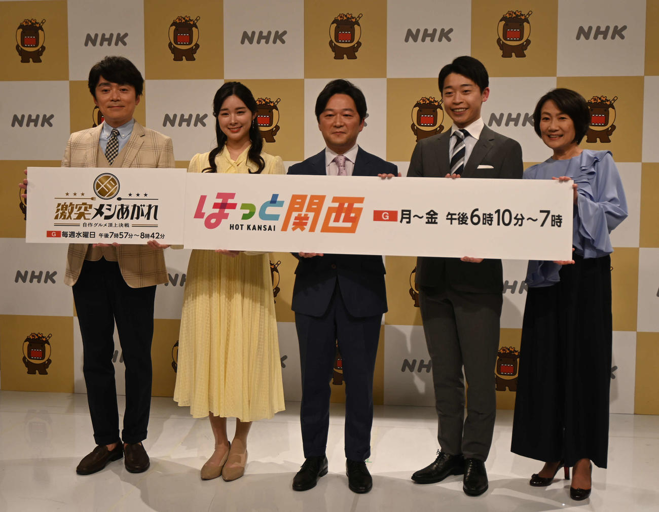 左から高瀬耕造アナ、嶋田ココアナ、小山径アナ、倉沢宏希アナ、鹿島綾乃アナ（撮影・松浦隆司）