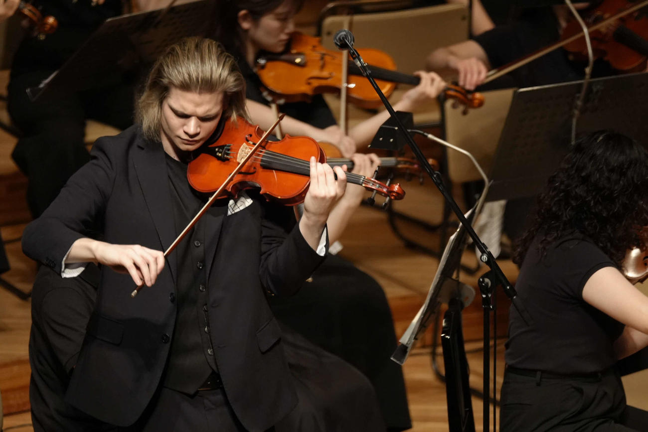 「坂本龍一の芸術世界『東北ユースオーケストラ演奏会2025』」でバイオリンを演奏するイリア・ボンダレンコ