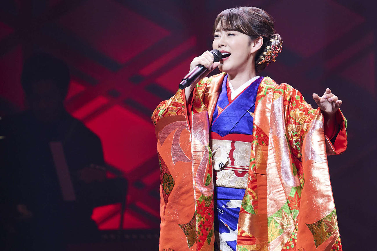初の座長公演で熱唱する丘みどり（C）撮影：高村直希