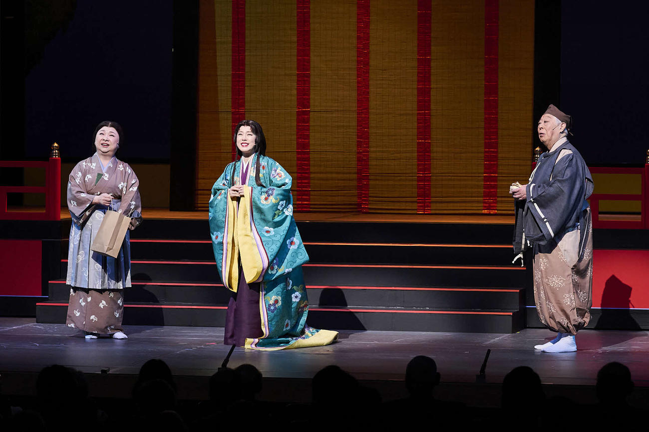 初の座長公演でかぐや姫を演じる丘みどり（写真中央）（C）撮影：高村直希