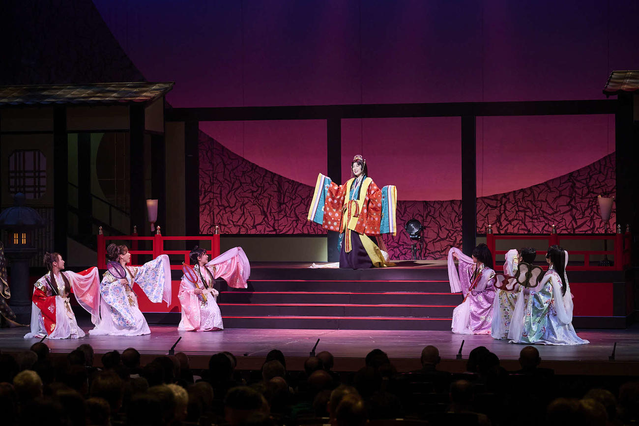 初の座長公演でかぐや姫を演じる丘みどり（写真中央）（C）撮影：高村直希