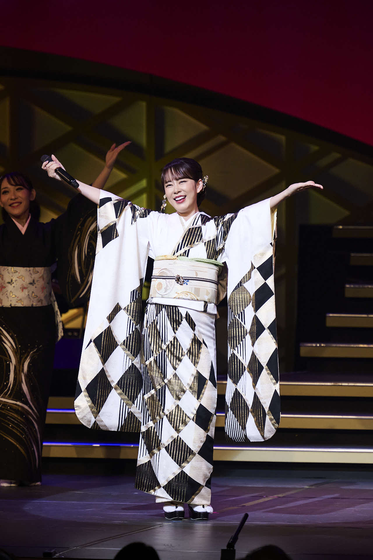 初の座長公演で熱唱する丘みどり（C）撮影：高村直希