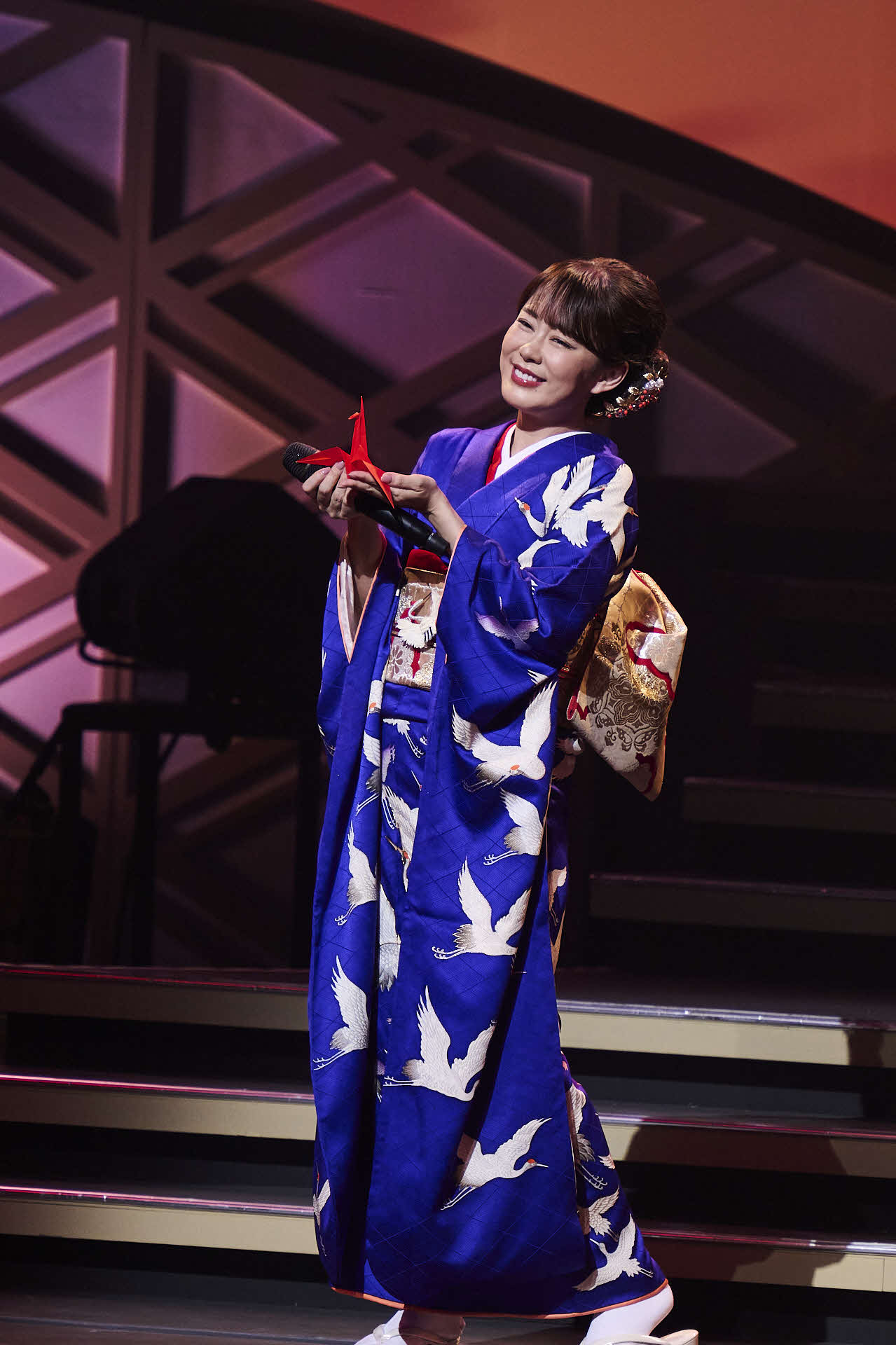 初の座長公演で熱唱する丘みどり（C）撮影：高村直希