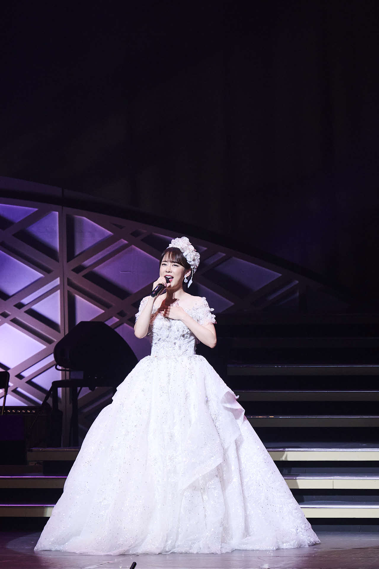 初の座長公演で熱唱する丘みどり（C）撮影：高村直希