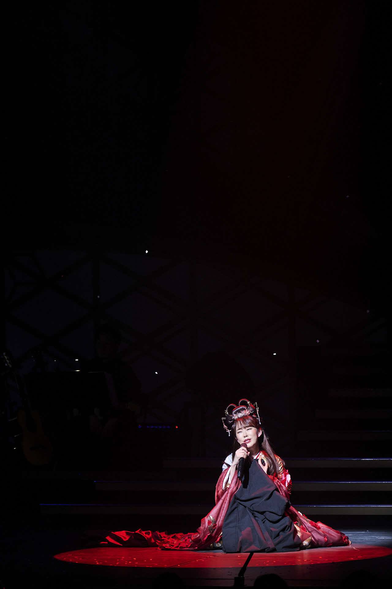 初の座長公演で熱唱する丘みどり（C）撮影：高村直希