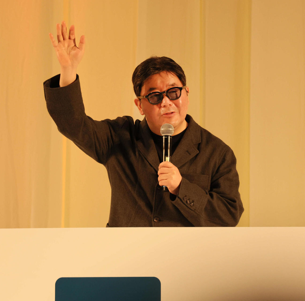 近大卒業式のゲストスピーカーとして登壇した秋元康（撮影・宮崎幸一）